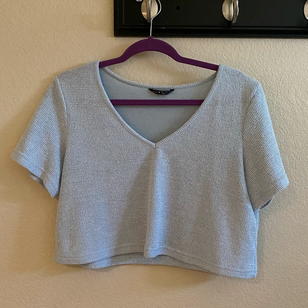 V-neck, crop tee